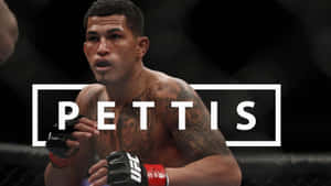 MMA 拳手 Pettis 在八角籠內戴著手套，紋身清晰可見