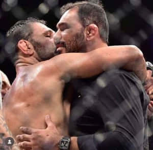 兩名筋疲力竭的MMA拳手在比賽後緊緊擁抱。 — 運動 壁紙
