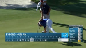 高爾夫球手Byeong Hun An在Shriners Children's Open期間與球僮在果嶺上推桿。