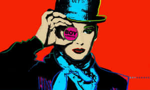 Boy George 戴著高帽和圍巾，鮮紅色背景。