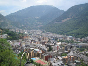 山谷中的山城，被森林和山峰環繞，陽光明媚。