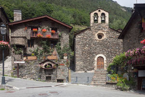 石村街道，有教堂和鮮花陽台，位於山谷
