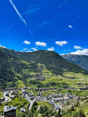 綠色山谷中的山村，晴朗藍天白雲