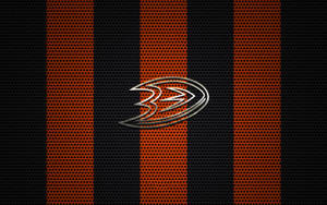 橙色和黑色條紋背景上的 Anaheim Ducks 標誌