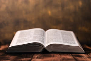 打開的書，文字在木質表面上，背景有紋理