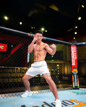 運動型拳手穿著白色短褲在UFC八角籠內擺姿勢。