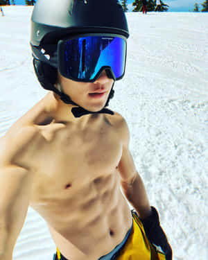 運動型男子穿著滑雪裝備在雪坡上