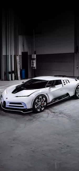 白色Bugatti超跑在黑暗的工業車庫中，混凝土地板。 — Pixel 8a 壁紙
