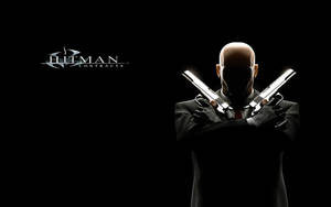 Hitman Contracts刺客在黑色西裝中手持交叉手槍，背景為黑色。