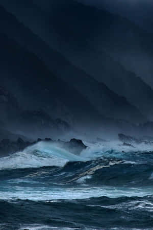 暴風雨的海浪在陰暗的天空下衝擊著岩石懸崖。