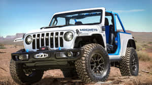 白色和藍色的定制Jeep Wrangler在日落時停放在沙漠岩石上。