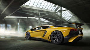 黃色林寶堅尼 Aventador SVJ 在灰塵滿佈的工業倉庫中，帶有天窗。