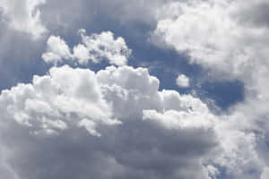 戲劇性的天空，有大量的白雲，襯托著深藍色的背景。
