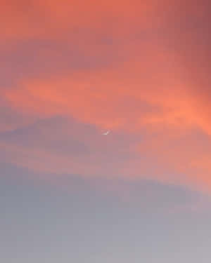 色彩繽紛的暮色天空中的月牙和柔軟的雲彩。 — 玫瑰金風格 壁紙