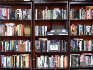 木書架放滿了書籍和裝飾品，包括一個數位時鐘。