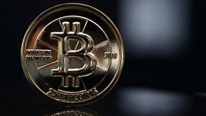 一枚閃閃發光的金色比特幣硬幣，在黑暗表面上標有25比特幣和2011。