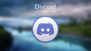 Discord 應用程式標誌顯示在模糊的水背景上。