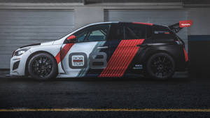 車庫中的Peugeot 308 TCR賽車，紅、黑、白塗裝。