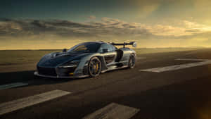 日落時分跑道上的銀色McLaren Senna，天空戲劇性