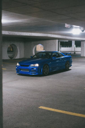 藍色跑車停在光線昏暗的地下停車場。