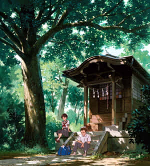 森林中一棵大樹下的神社階梯上坐著兩個孩子。 — 角落生物 壁紙