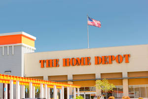 Home Depot商店，美國國旗在晴朗的藍天飛揚。