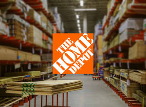 Home Depot 倉庫通道，堆滿木材和建築材料。