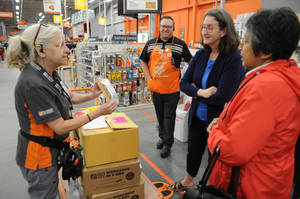 Home Depot 員工協助客戶使用 workshop in a box 套件。