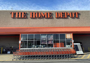 Home Depot商店入口，購物車在外面排列整齊。