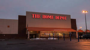 黃昏時的 Home Depot 店舖，地上有雪，街燈亮著。