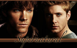 兩個擁有強烈藍眼睛的男人在Supernatural宣傳圖像中向前凝視。