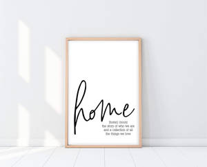 裱框牆壁藝術品，將「home」定義為我們是誰以及我們所愛事物的故事。 — 5:4 壁紙