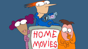 三個卡通人物面露驚訝，圍住一個標有「HOME MOVIES」的電視屏幕。