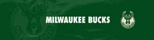 Milwaukee Bucks 籃球隊標誌及名稱在綠色背景上。