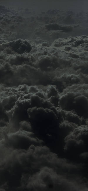 密集嘅深色雲層喺戲劇性嘅陰沉天空中旋轉。 — 灰色 GIF 壁紙