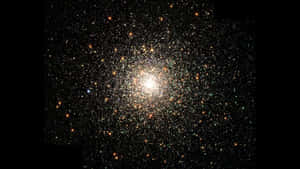 在黑暗宇宙中發光的密集星團。 — 星星 壁紙