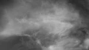 單色漩渦狀雲層營造出戲劇性且陰鬱的天空紋理。 — 天際線 壁紙