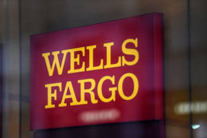 玻璃建築外牆上的紅色 Wells Fargo 標誌，帶有黃色文字。 — 簡約 壁紙