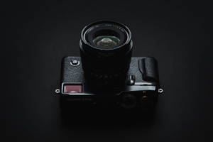 黑色Fujifilm X-Pro2相機在深色表面上的俯視圖。 — 相機 壁紙