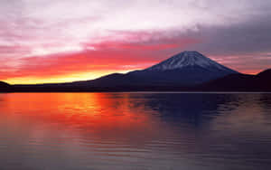 日落時分的富士山倒映在平靜的湖面上，天空色彩繽紛。