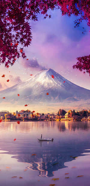 暮色中湖上划船的人，富士山和落葉。