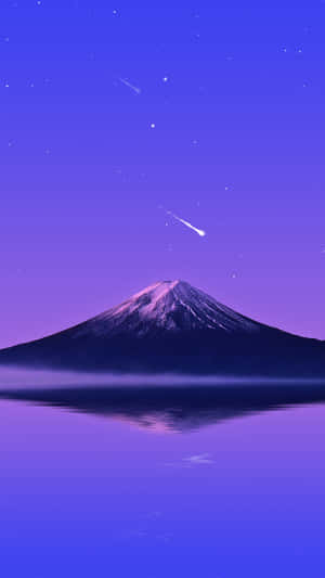 富士山在繁星點點的紫色夜空下倒映在水面上，伴有流星。