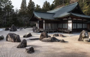森林環境中的禪寺，有耙平的礫石花園和巨大的岩石。