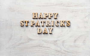 在白色木質背景上拼出 happy st patrick's day 的木製字母。 — 湖景 壁紙