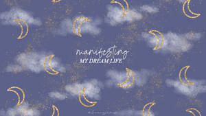 紫色天空，金色閃粉月亮和雲朵，上面寫著 manifesting my dream life。