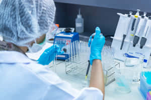 科學家在實驗室用移液器將液體注入試管