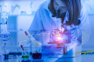 科學家在發紅光的實驗室中用顯微鏡檢查樣本。