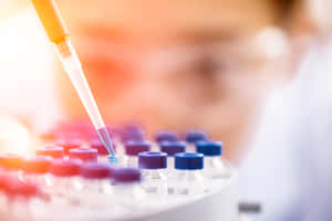 科學家在實驗室環境中將藍色液體移液到試管中