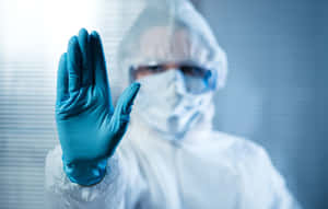 穿著防護服的醫護人員舉手示意停止
