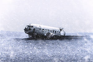 暴風雪中被雪掩埋的廢棄飛機機身。